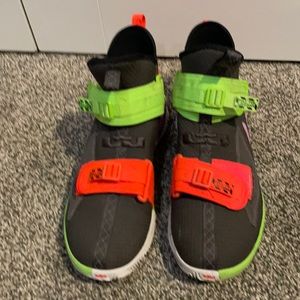 Lebron 13 Nike size 9 Thunder grey